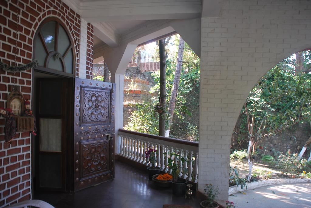 Hilltop Lodge Гувахати Экстерьер фото